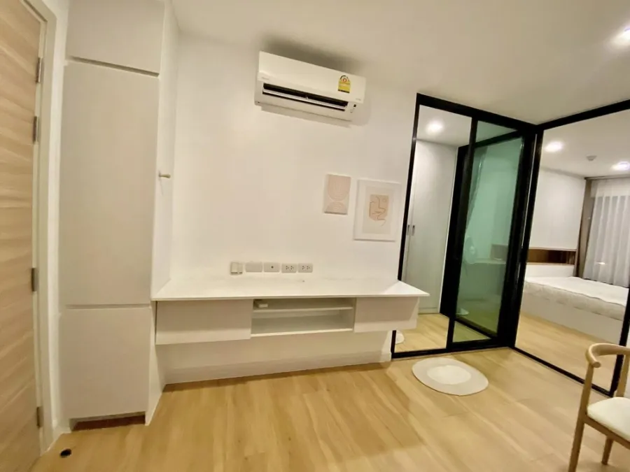 For rent, Pause ID has a walk-in closet, lots of storage space. Decorated in a minimalist style. Hurry and reserve before you miss out.