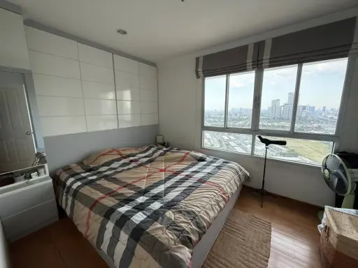 For sale: Lumpini Place Rama 9. Very high floor unit, receiving warm morning sunlight, not hot in the afternoon. Corner unit, not crowded. A highly re