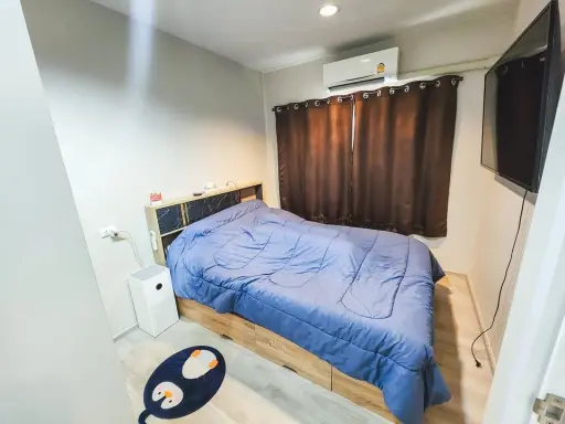 For sale: Plum Condo Central Station Phase 2, 18th floor, open view, airy, pleasing to the eye, lots of extras, book now.