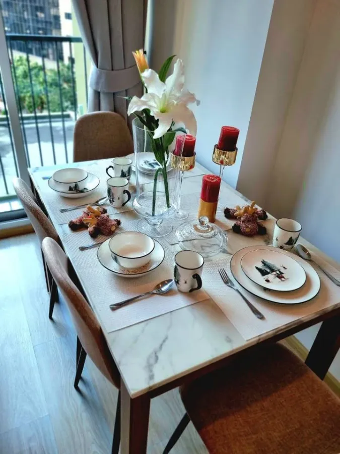 For sale or rent Noble Revolve Ratchada 2, corner room has a lot of privacy, 4 meter high ceiling, doesn't feel cramped. You can reserve it now.
