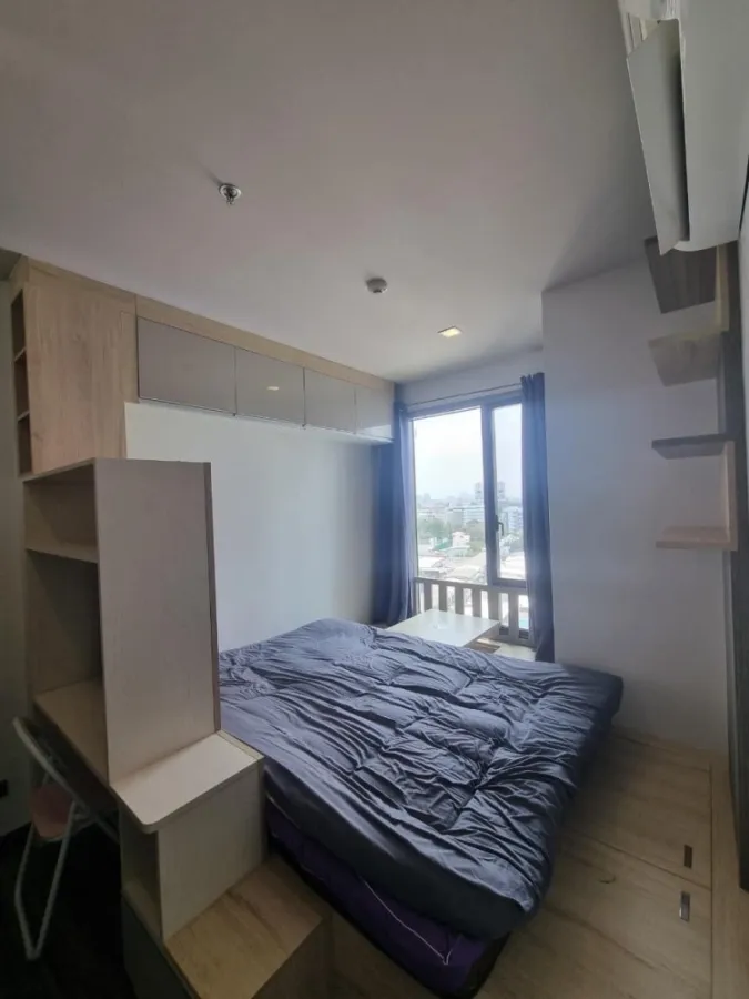 For rent, Seal by Sansiri Ekkamai, corner room, not crowded. The bedroom has good built-ins. Lots of storage space.