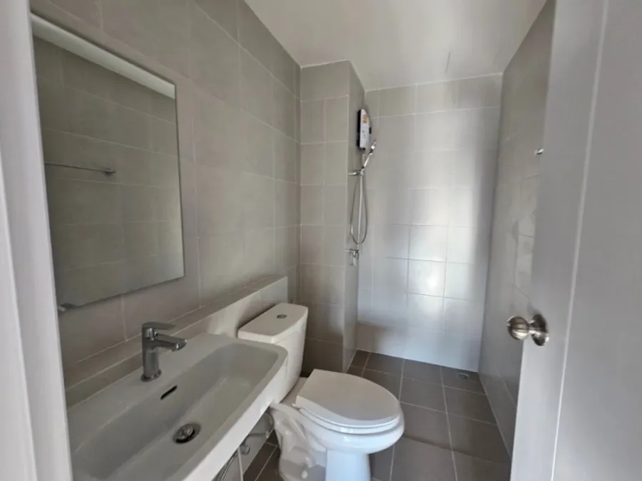For rent: Me Onnut-Rama 9, low-floor unit, comfortable and affordable. Book now!