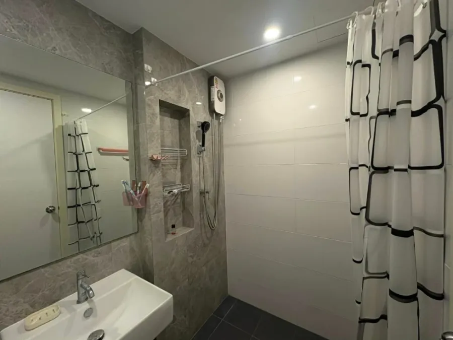 Selling THE ORIGIN SUKHUMVIT SAILUAT E22 STATION, 5th floor, corner unit, view of Pak Nam and Sai Luat Road. Spacious and very comfortable.