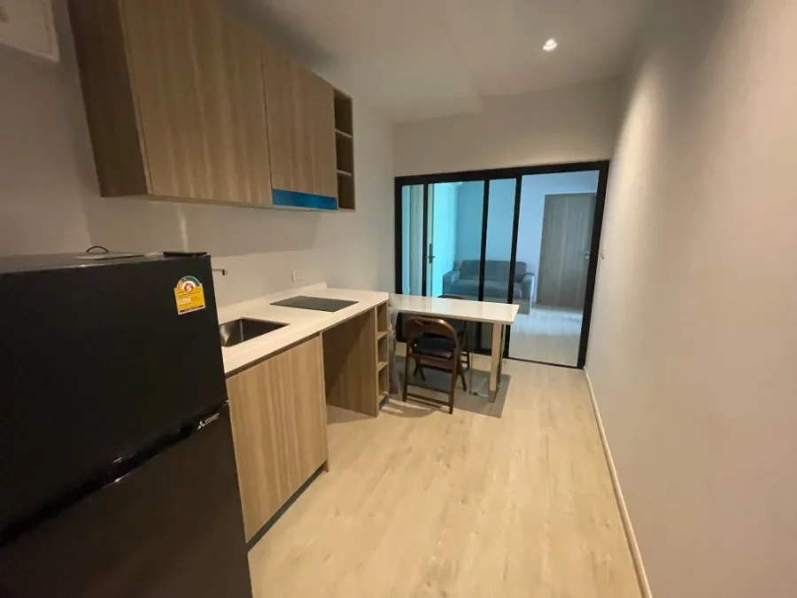 For rent: Altitude Unicorn Sathorn - Tha Phra, 2 bedrooms, 15th floor, spacious room, fully furnished, comfortable to live in. If interested, hurry an