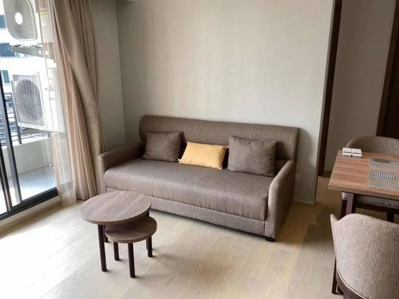 Rent Runesu Thonglor 5, 6th floor, wide balcony, fully furnished, near BTS Thonglor, just 5 minutes like this, must book.