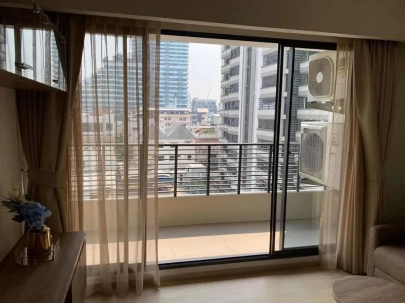 Rent Runesu Thonglor 5, 6th floor, wide balcony, fully furnished, near BTS Thonglor, just 5 minutes like this, must book.