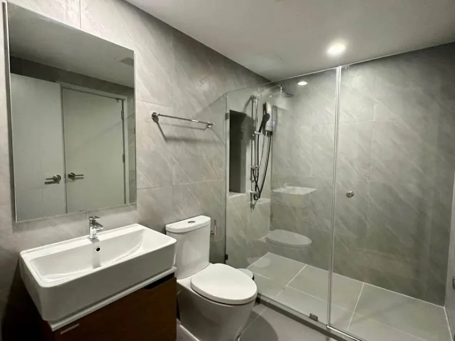For rent: Ideo Chula Samyan, corner unit, less crowded, spacious living area, fully furnished. Don't miss out!