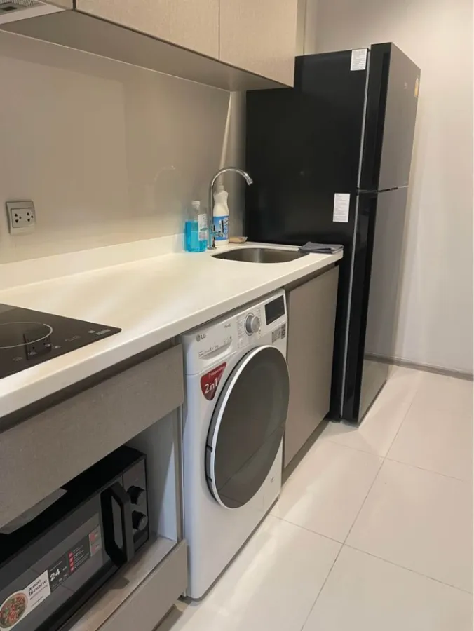 For Rent Life Asoke-Rama 9, very beautiful room, decorated in minimalist style, warm tones, very inviting, don't miss it.