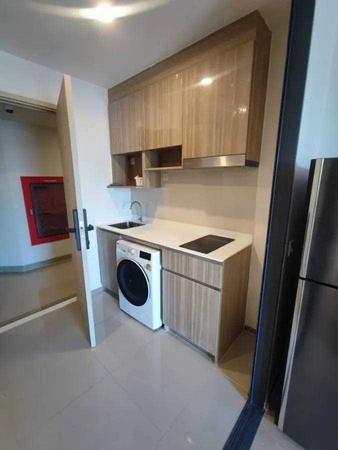 For rent: Life Rama 4 - Asoke, 16th floor, very good location, very spacious, hurry and reserve before it's gone.