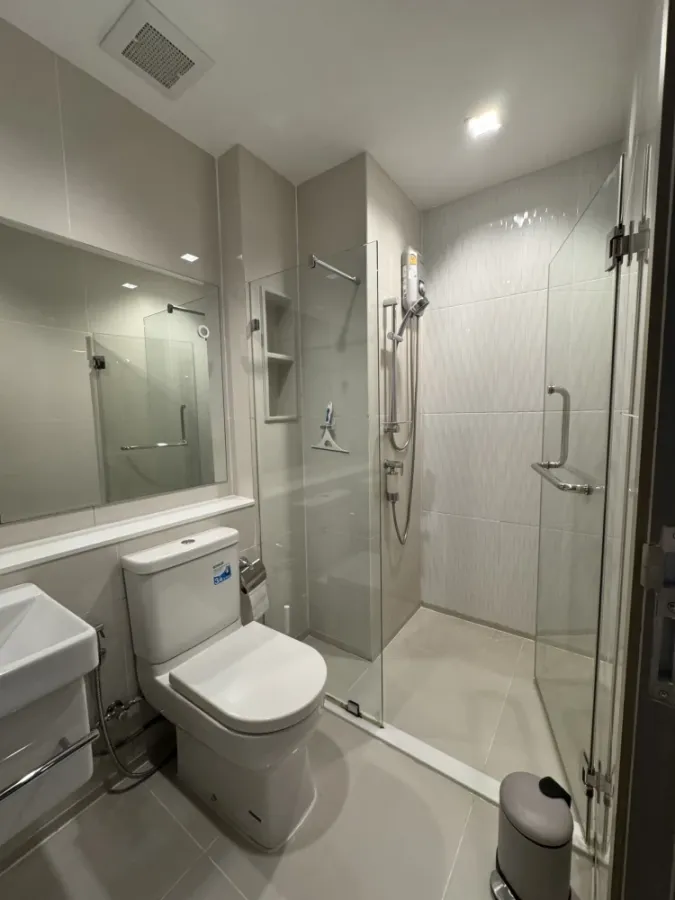 For sale or rent: Life Asoke-Rama 9. Nice, fully furnished unit with complete amenities. Don't miss out!