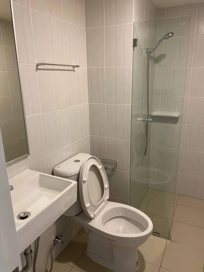 For rent: Lumpini Condotown Ekachai 48, corner room with privacy, decorated in a controlled tone, comes with a large usable area, book now.