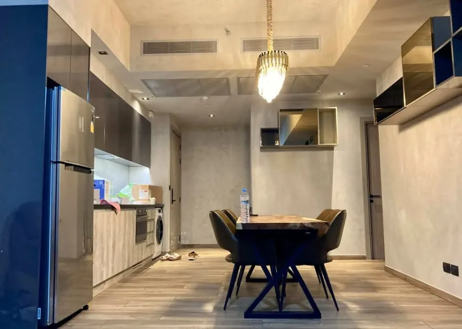 Selling The Lofts Asoke, 2 bedrooms, spacious living area, great location, fully furnished. Don't miss out!