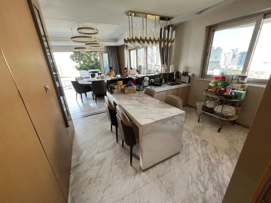 For sale: Le Raffine Sukhumvit 24, very large room with private swimming pool, home-like atmosphere, buy and move in immediately.