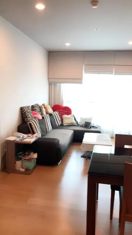 Hive Sathorn, the room is well furnished and ready. Corner room overlooking the Chao Phraya River. Hurry up to buy