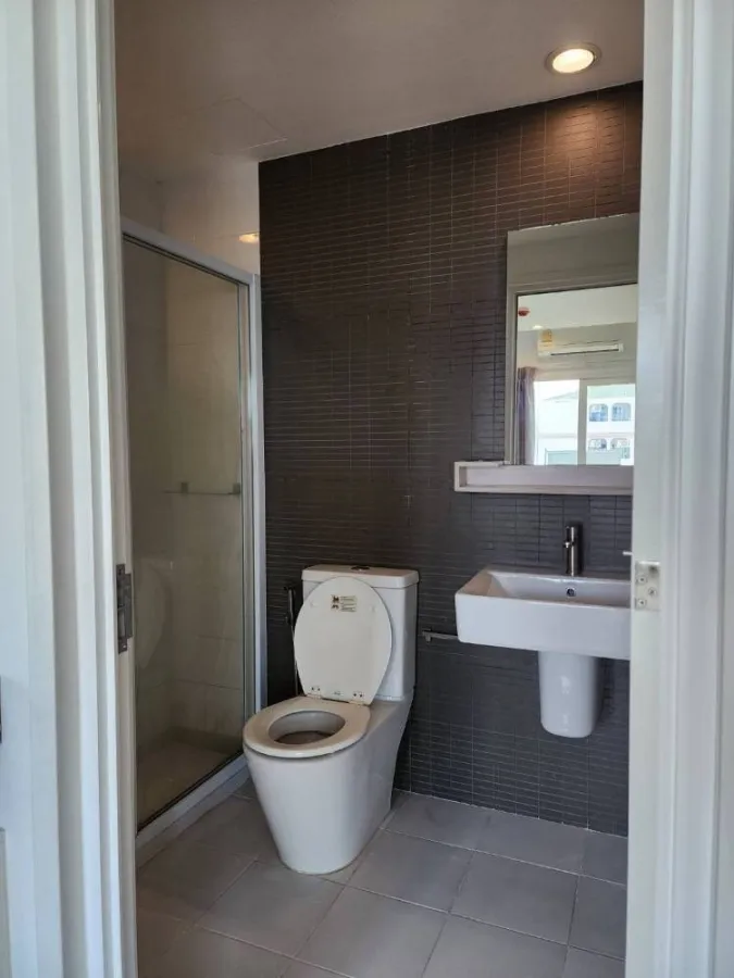 Condo for rent, The Key Chaloem Phrakiat Rama IX, newly renovated room, fully furnished, easy to travel, don't wait.