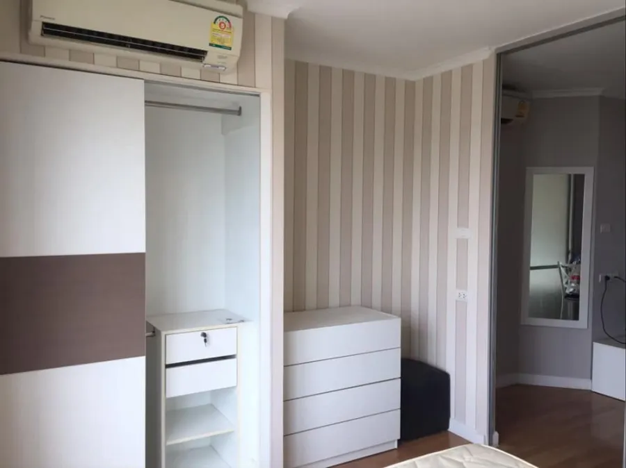 Lumpini place Ratchayothin for rent, high floor, has pool view and city view. Super beautiful. Don't just look at it. Hurry up to reserve.