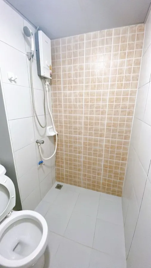 For sale คอนโดลุมพินี คอนโดทาวน์ ร่มเกล้า-สุวรรณภูมิ ห้องสตูดิโอ ชั้น 4 วิวเมืองเปิดโล่ง รีบมาจับจอง