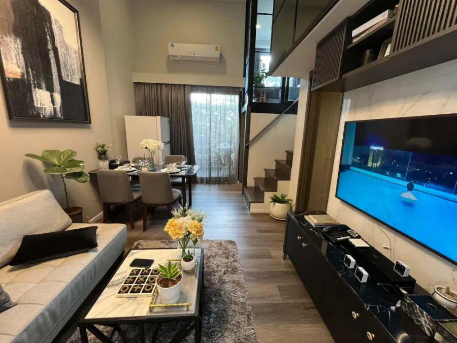 ขายดาวน์ แลนด์มาร์ค แอท แกรนด์ สเตชั่น เป็นห้องแบบ 2-Bed Duplex ชั้น 4 (Pet Lover) ห้องมุม วิวสวย ต้องจอง