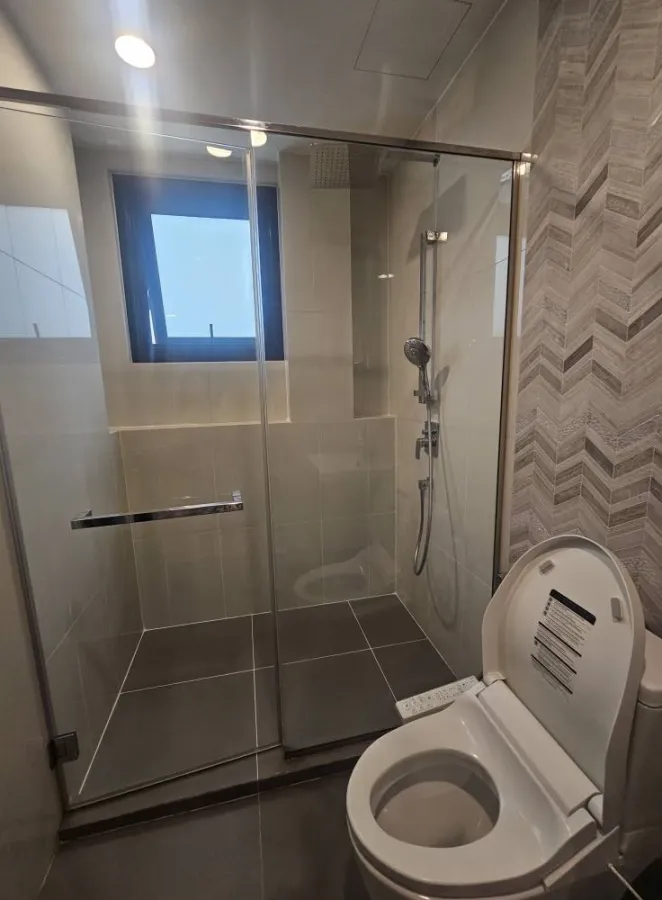 For rent: Oka Haus Sukhumvit 36, 2 bedrooms, plenty of living space, fully furnished, beautiful view from high floor, reserve now!