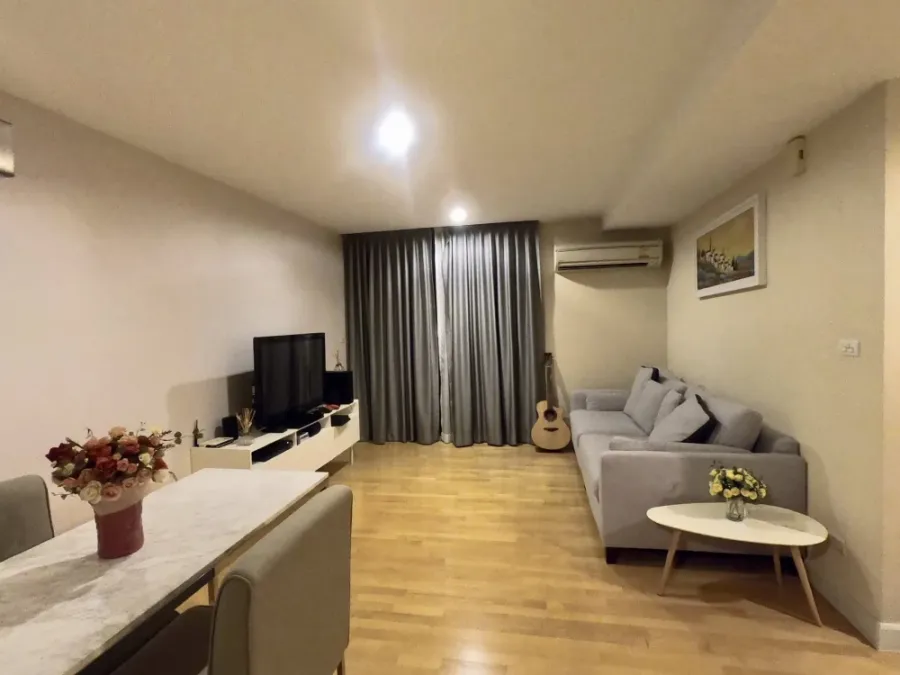 Selling The Fine Ari 4 - Phahonyothin. This is the only adjacent unit, making it very quiet and peaceful. It's a slow-life condo perfect for those who