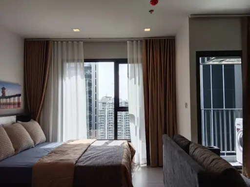 For rent, Life Asoke-Rama 9, 27th floor, well decorated room. The thick, soft sofa is extremely comfortable to sit on. It's very livable. Don't miss i