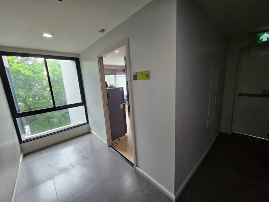 For sale, for rent, Winn Condo Phahon Yothin 52, quiet corner room, with awesome wallpaper throughout the room, very worth booking.