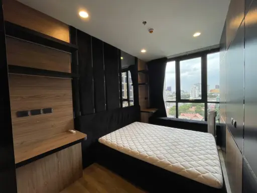 For rent: Oka HAUS Sukhumvit 36, 11th floor, beautiful view, beautifully decorated with built-in furniture throughout the room, fully furnished with e