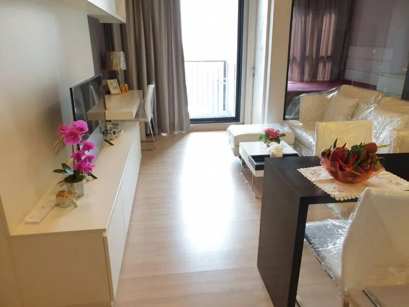 For sale urbano absolute sathon-taksin Beautifully decorated room, simple, white tone, high floor, river view, south, fully furnished.
