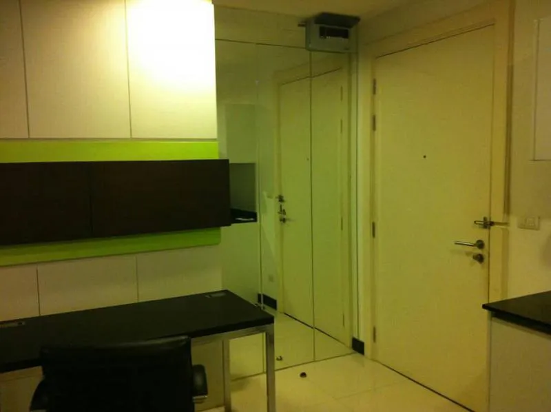 For rent voque sukhumvit 16 fully furnished Private washing machine, not hot room, cheap rental price, ready to move in.