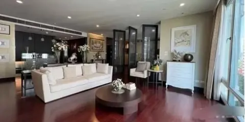 ให้เช่า The Park Chidlom ห้องใหญ่มากๆ มี 3 ห้องนอน 4 ห้องน้ำ บรรยากาศเหมือนบ้าน หิ้วกระเป๋าเข้าอยู่ได้เลย