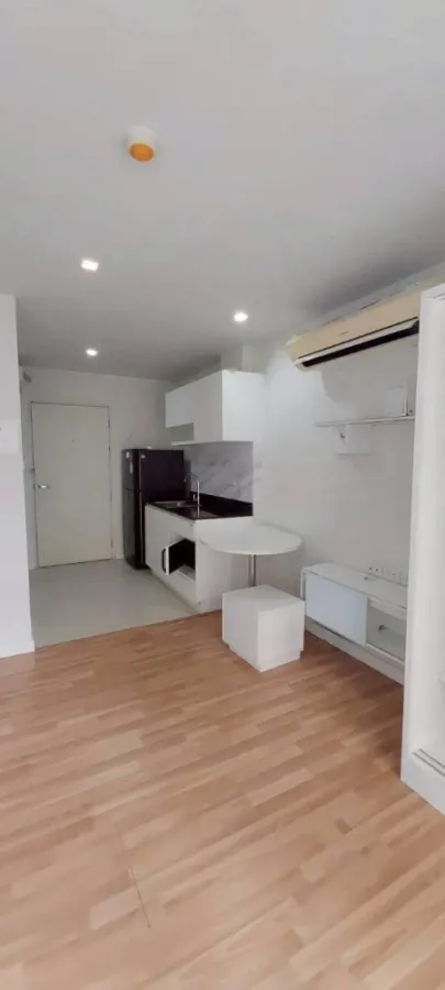 For sale or rent: WE CONDO, studio room, 5th floor, pool view, quiet, fully furnished. Book now!