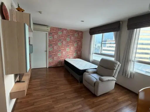 For sale: U Vipha-Ladprao condo, 6th floor, corner unit. Very quiet and private. Beautiful wallpaper installed. Book now!