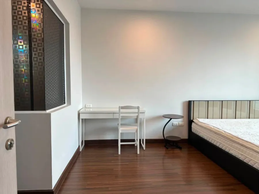 For rent: Supalai Premier Ratchathewi, very high floor unit with maximum space, fully furnished and equipped with appliances. Book now!