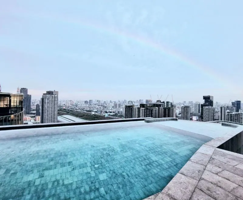 For rent Ideo Mobi Asoke, the central area here is very beautiful. Descriptive pool view Hurry up and book now!!