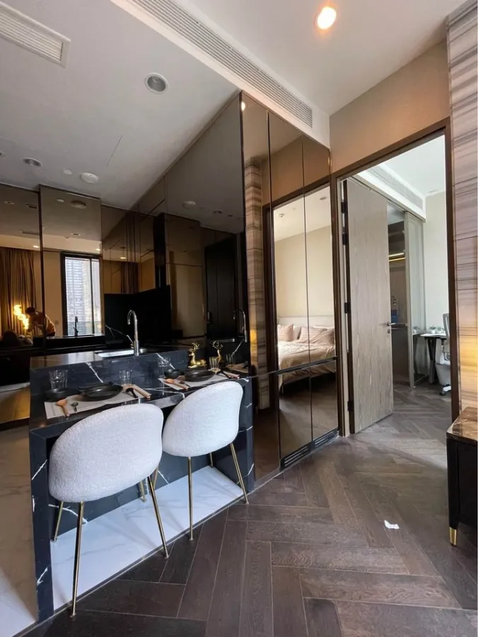 For rent: The Esse Sukhumvit 36, very nice room. Good furniture, great price, reserve first and get in first.