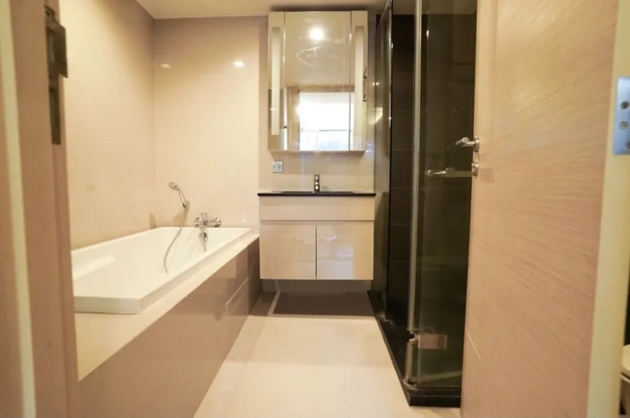 Urgent sale!! Condo Via Botani Sukhumvit 47, 2nd floor, room in very new condition, good price, ready to move in, hurry and reserve now!!