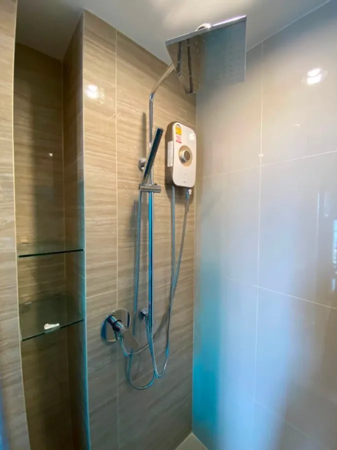 For rent: Niche Mono Sukhumvit-Bearing, 28th floor unit, very high up, excellent ventilation, fully furnished. Don't miss out!