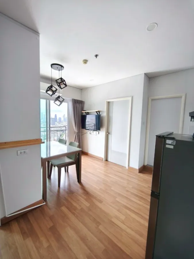 For rent: Lumpini Place Condo, Ratchada-Sathu, ready to move in, open view, no buildings blocking, well-built-in in the room, just bring your bag, hur