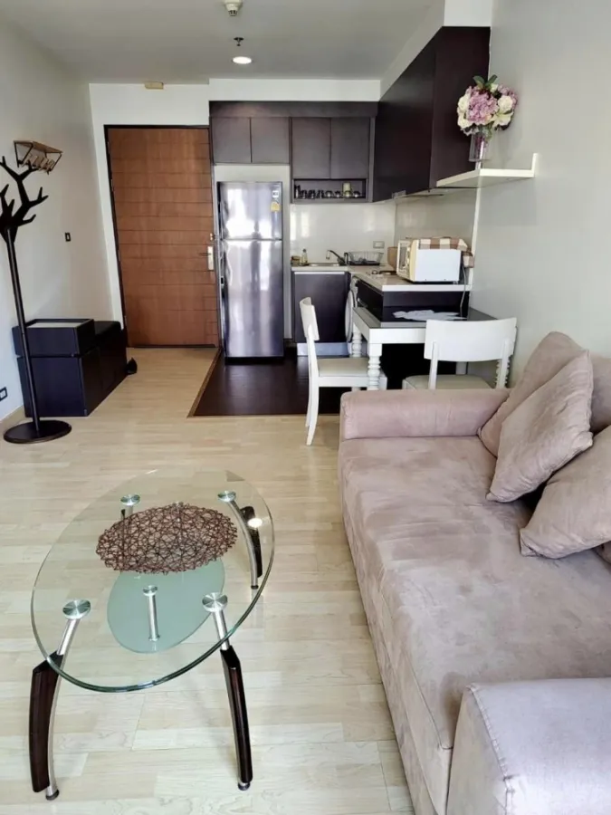 For rent: Heritage Sukhumvit, condo in the heart of the city, 2 bedrooms, 2 bathrooms, very spacious room. Big sofa, very comfortable to sit on. Book