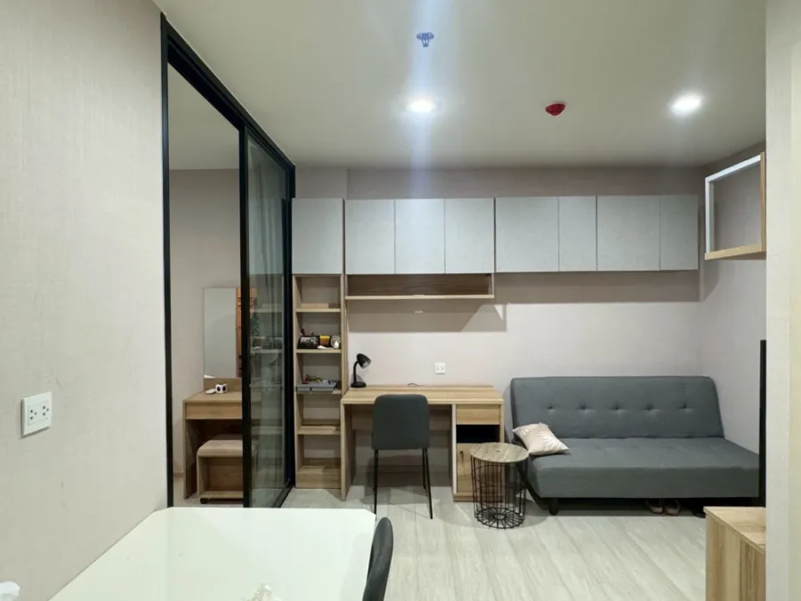For rent: Life Asoke condo, 31st floor, beautiful view, fully furnished, with a private workspace. Extremely convenient location, perfect for working