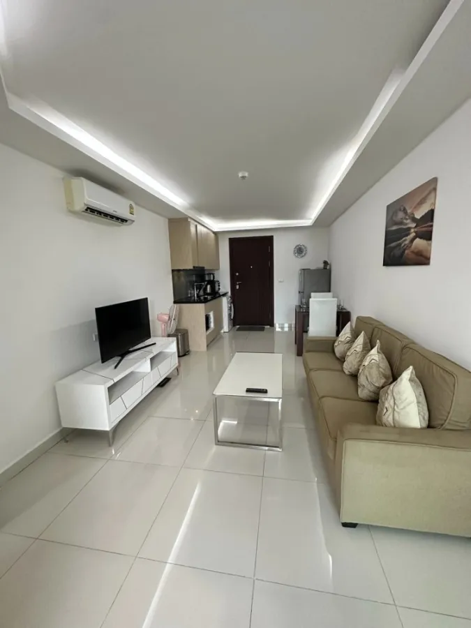 Condo for rent, Laguna Beach Resort 3 - The Maldives (Jomtien), pool view, right on the cover, not too crowded, don't miss it.
