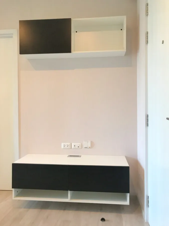 Plum Condo for rent @ Central Station. Nice room with good wallpaper. We have all of them in one place, so don't miss out.