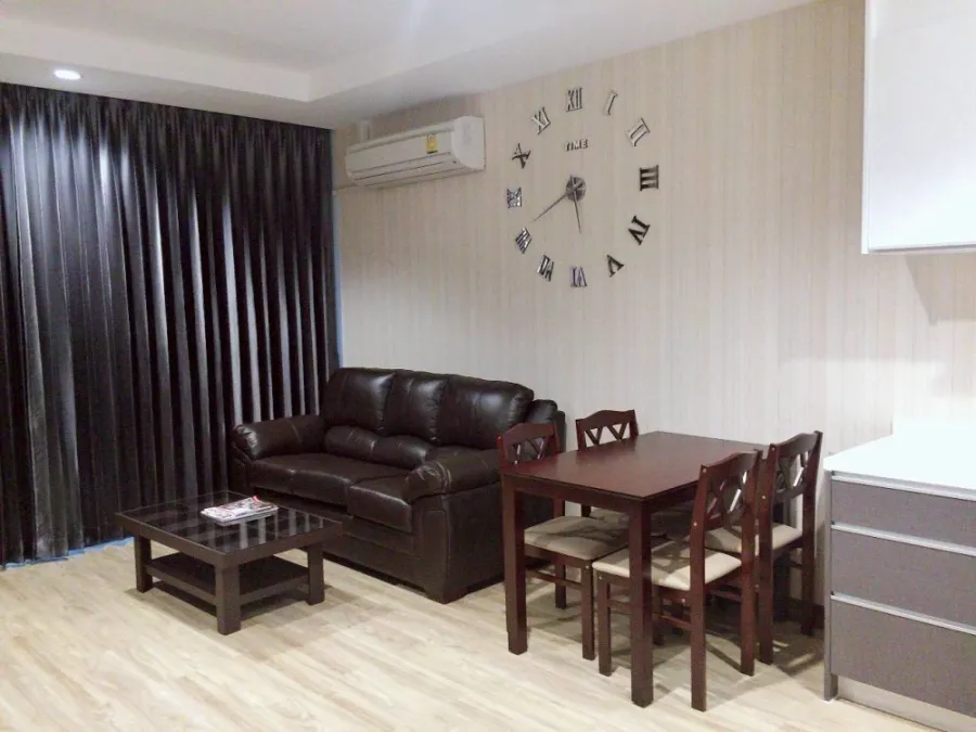 For rent: Ladda Plus Sriracha. Spacious room with ample living space and beautiful city views. High-quality built-in furniture. Book now!