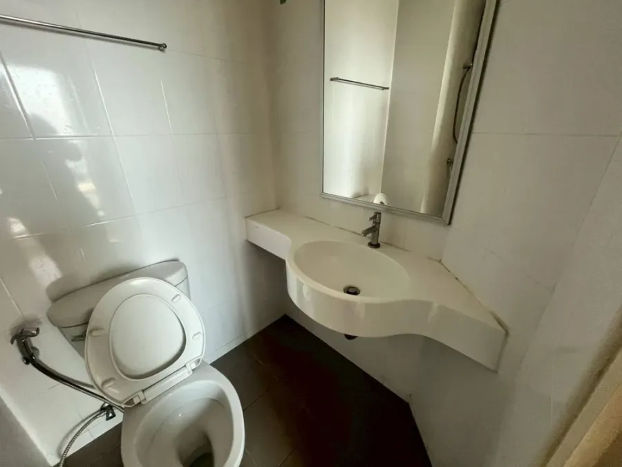 For sale or rent: Lumpini Park Phetkasem 98, 5th floor unit, great location, complete amenities. Don't miss out!