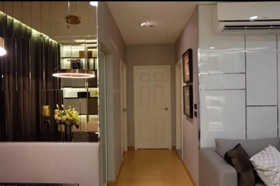 For rent: Life @ Sukhumvit 65, very high floor room, beautiful Ekkamai view, decorated with awesome built-ins, meets all needs.