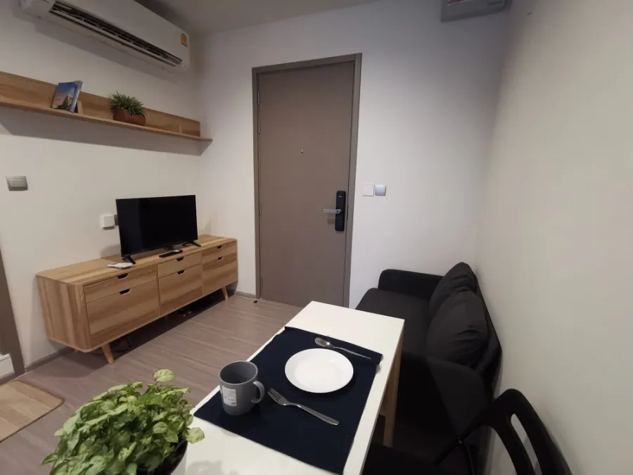 For rent, Life Asoke HYPE, nice decorated room, 19th floor, get a high view, plus the price is not strong. Let me tell you that you must not miss this