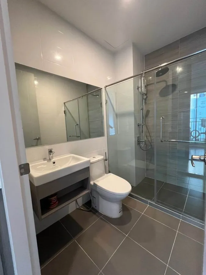 For rent: Knightsbridge Collage Ramkhamhaeng, 1 bedroom, high ceilings, airy and comfortable, fully furnished. If interested, book now.