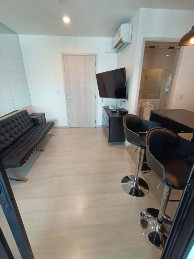 For rent: Life Asoke, 20th floor, beautifully decorated room with built-in Walk-In Closet, very livable. If you don't reserve, you'll regret it.