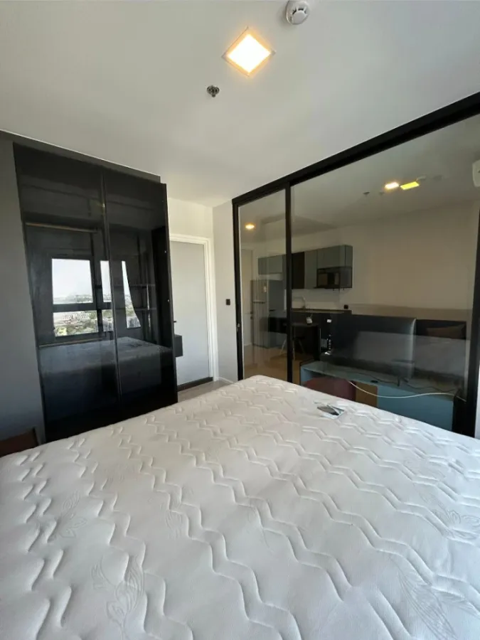 For rent: The Key MRT Phetkasem 48. Ready to move in, fully furnished with appliances. You can't miss this opportunity!