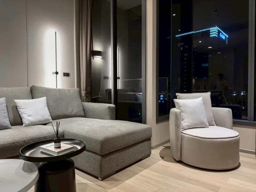 For rent: The Esse Asoke, high floor, spacious area, excellent built-in decoration, very beautiful room number, book now before you miss out.